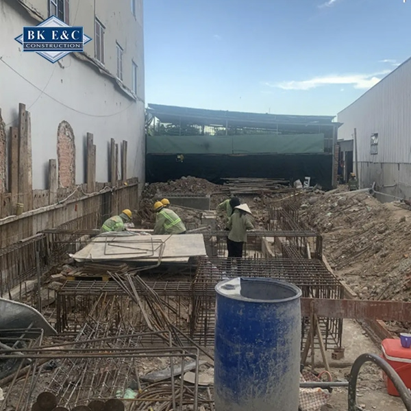 Giám sát công trường đảm bảo mọi công đoạn tuân thủ thiết kế và tiêu chuẩn kỹ thuật