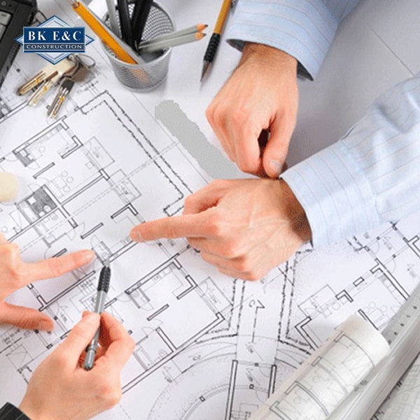 Kiến trúc sư phác thảo bản vẽ chuyên nghiệp với dịch vụ tư vấn thiết kế xây dựng