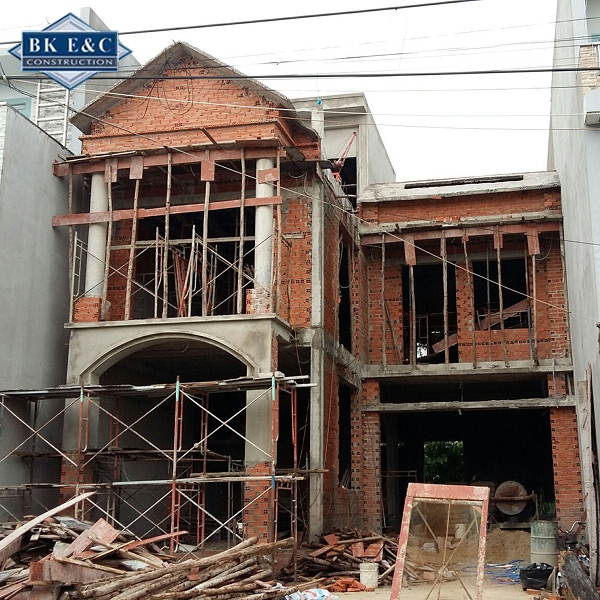 đội thợ thi công thực hiện xây dựng nhà phần thô chất lượng