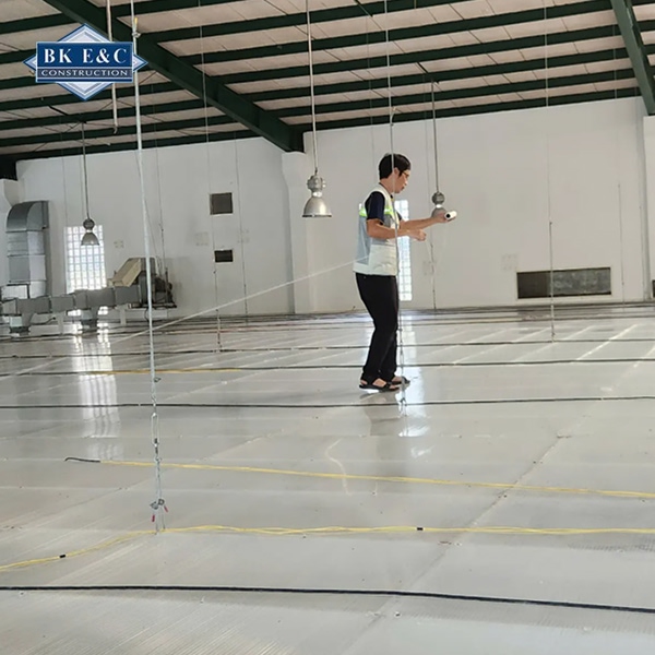 kỹ sư đang kiểm tra chất lượng kết cấu công trình thực tế