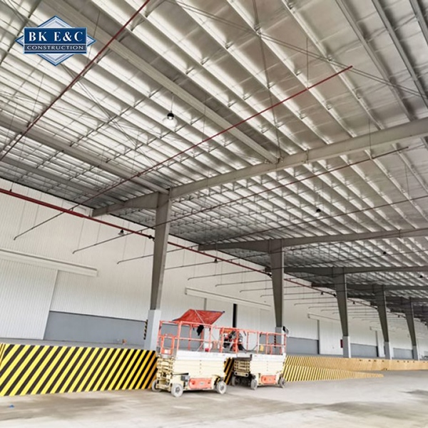 Các nhà xưởng cần bố trí cửa sổ và lỗ thông thoáng để tận dụng ánh sáng tự nhiên