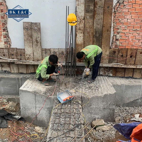 Đơn vị thi công trao đổi với chuyên gia về đơn giá tư vấn giám sát.