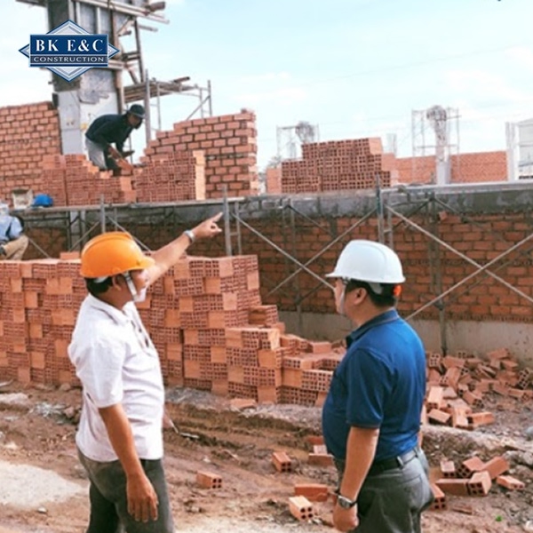 Hình ảnh kỹ sư tại hiện trường kiểm tra đơn giá tư vấn giám sát.