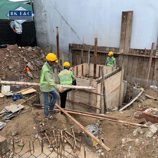 Kỹ sư giám sát ghi chép số liệu để tính đơn giá tư vấn giám sát.