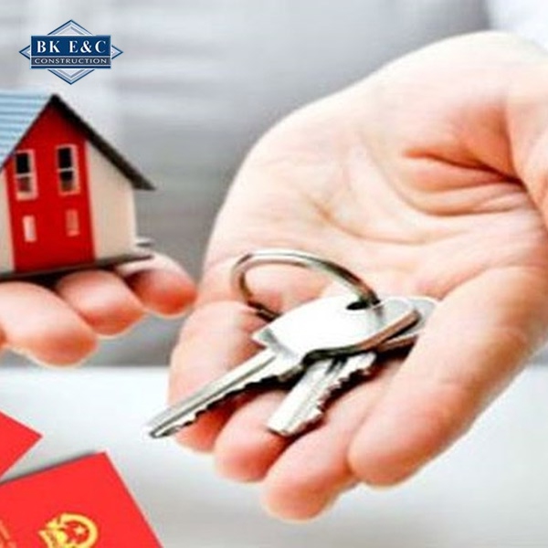 Khách hàng tham khảo bảng giá xây nhà chìa khóa trao tay trước khi ký hợp đồng