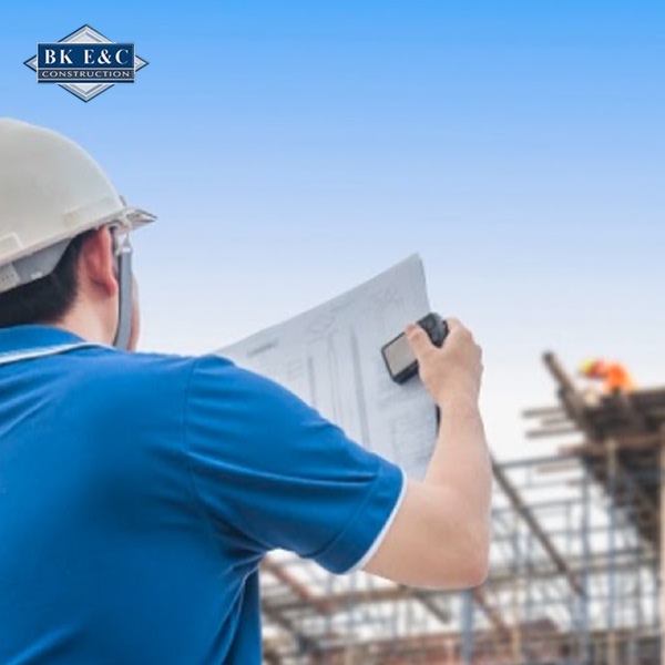 Kỹ sư đang thực hiện quy trình kiểm định công trình công nghiệp tại hiện trường