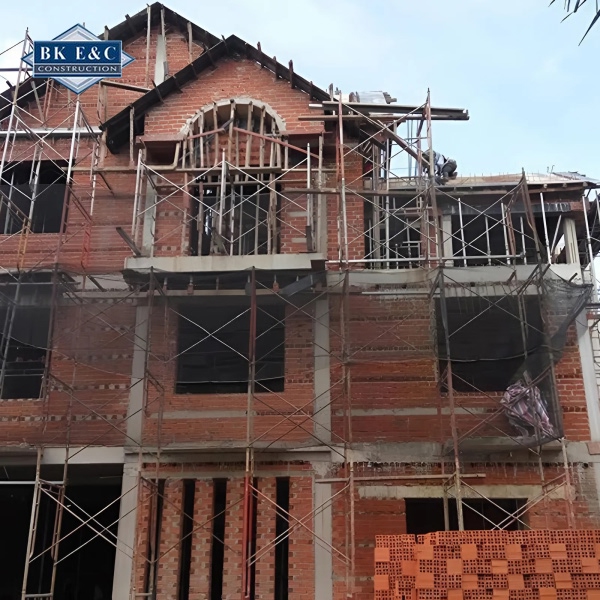 Báo giá xây nhà phần thô phụ thuộc vào quy mô, loại công trình và điều kiện thi công. 