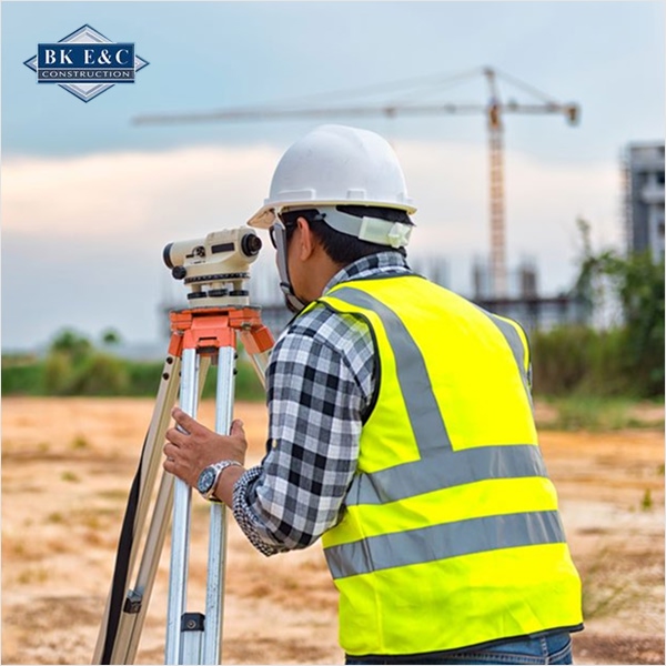 Bước đầu tiên trong quy trình thiết kế công trình là khảo sát địa hình, địa chất