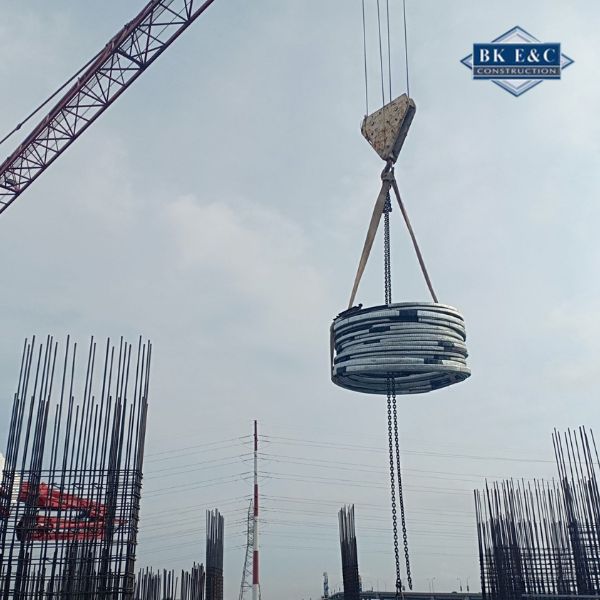 Công nhân thực hiện thi công cáp dự ứng lực với thiết bị chuyên dụng và tuân thủ quy định an toàn lao động