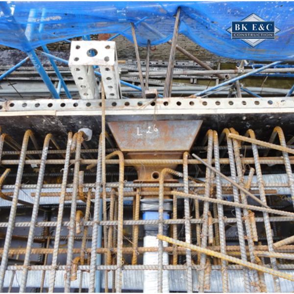 Quy trình thi công cáp dự ứng lực gồm lắp đặt ống gen, kéo căng cáp và bơm vữa bảo vệ theo tiêu chuẩn kỹ thuật