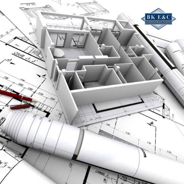 Kỹ sư kiểm tra bản vẽ thiết kế và đối chiếu khối lượng thi công thực tế tại công trình xây dựng
