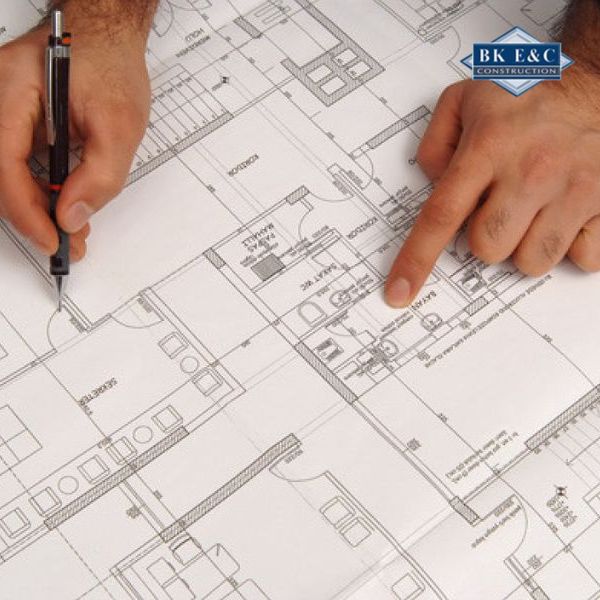 Kỹ thuật viên kiểm định kết cấu công trình bằng thiết bị chuyên dụng để đánh giá chất lượng và xác định sai lệch