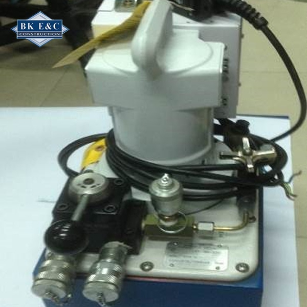 Máy bơm thủy lực dùng để tạo lực nén giúp kéo căng cáp chính xác