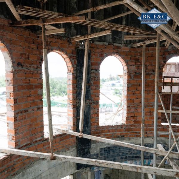 Kiểm tra hồ sơ, bóc tách khối lượng và đối chiếu chi phí giúp đảm bảo số liệu quyết toán chính xác