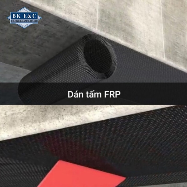 Công đoạn dán tấm FRP vào mặt dưới của dầm bê tông nhằm gia cường kết cấu mà không làm thay đổi hình dạng hoặc trọng lượng