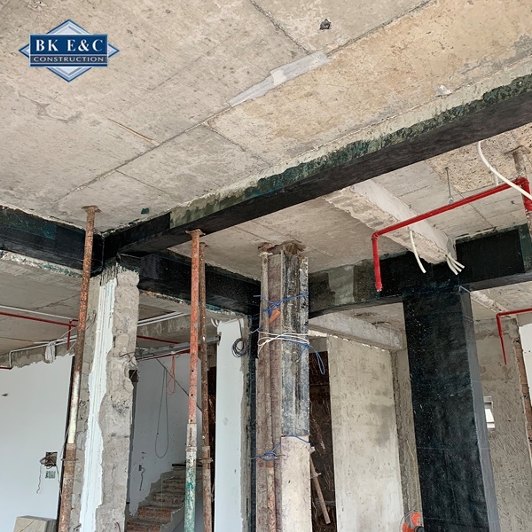 Kiểm định kết cấu gia cường bằng CFRP phải tuân thủ các tiêu chuẩn và quy định quốc tế lẫn trong nước để đảm bảo chất lượng và tính pháp lý