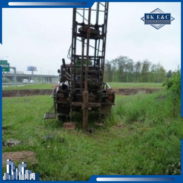 khoan khảo sát địa chất thể hiện các chỉ số như SPT, độ sâu và thành phần lớp đất