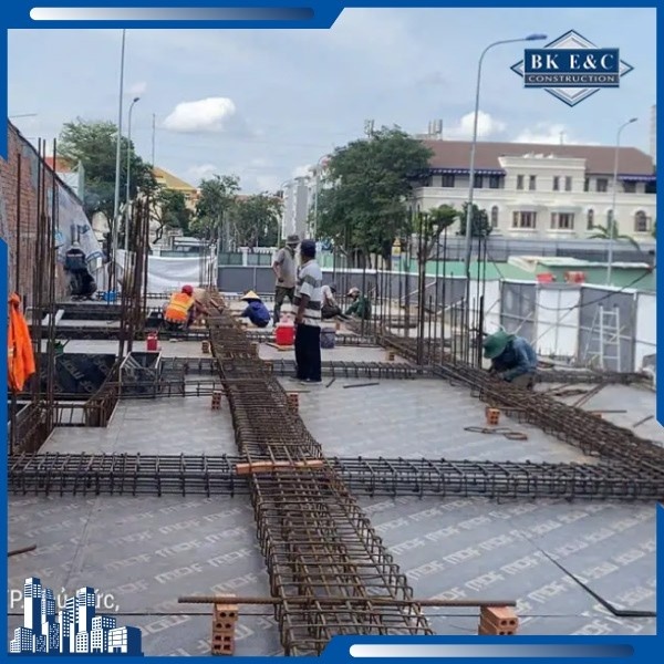 Quá trình thi công yêu cầu giải pháp kết cấu tối ưu để đảm bảo khả năng chịu tải và độ an toàn
