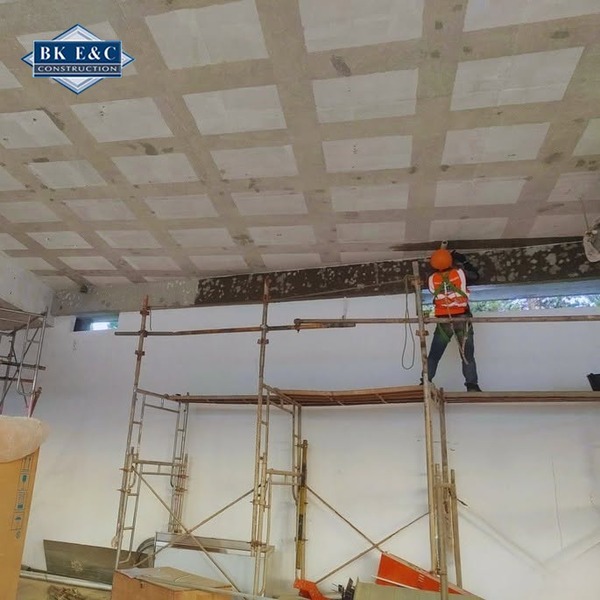 Thi công dán sợi carbon gia cường kết cấu nhà cũ, khắc phục triệt để tình trạng nứt và võng sàn 