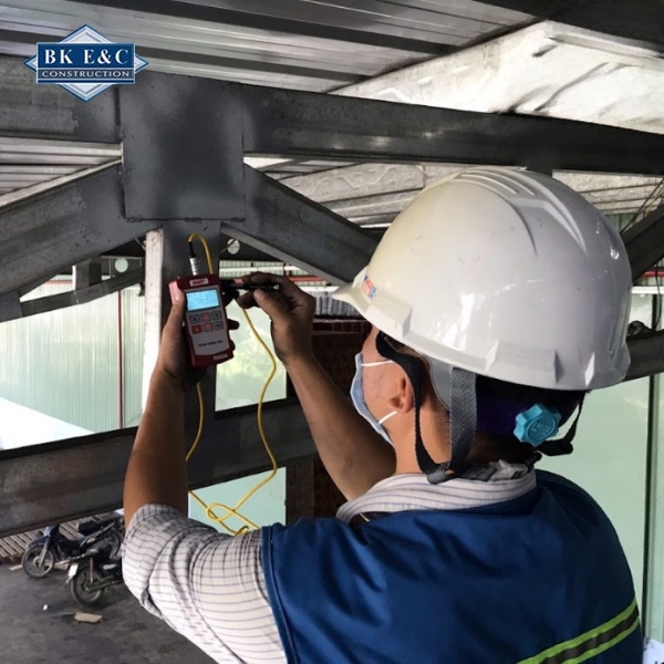Việc thực hiện thử tải trọng công trình phải tuân thủ nghiêm ngặt tiêu chuẩn thử tải trọng kết cấu như TCVN 2737:2023 và TCVN 9393:2012
