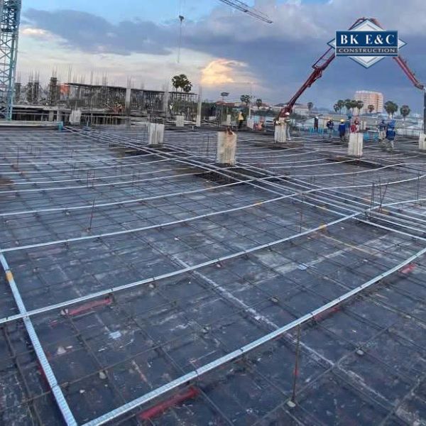 Đội ngũ kỹ sư và công nhân thực hiện thi công cáp dự ứng lực, đảm bảo kỹ thuật và an toàn kết cấu