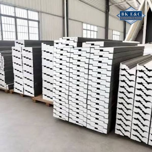 Hệ phào chỉ trang trí với hoa văn tinh tế góp phần tạo điểm nhấn cho kiến trúc biệt thự tân cổ điển