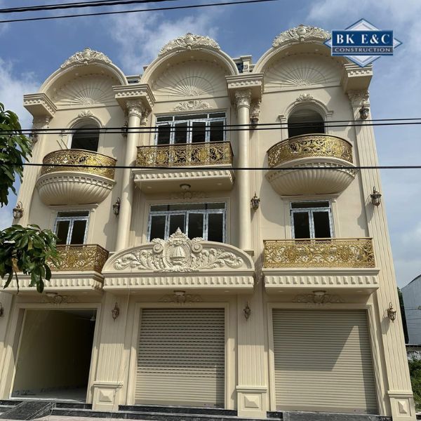 Công trình biệt thự quy mô lớn ứng dụng phào chỉ trang trí, tạo diện mạo bề thế và đồng bộ cho mặt tiền